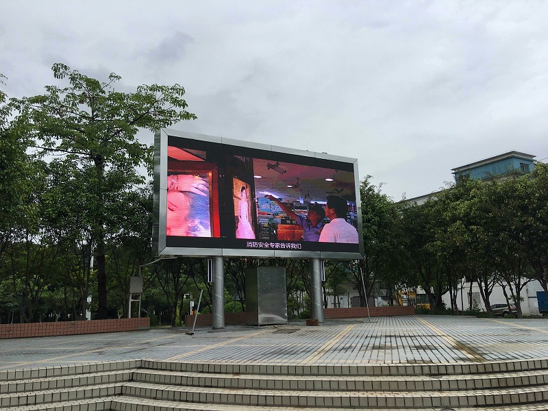如何使用電腦連接遠(yuǎn)程控制室外LED顯示屏系統(tǒng)？