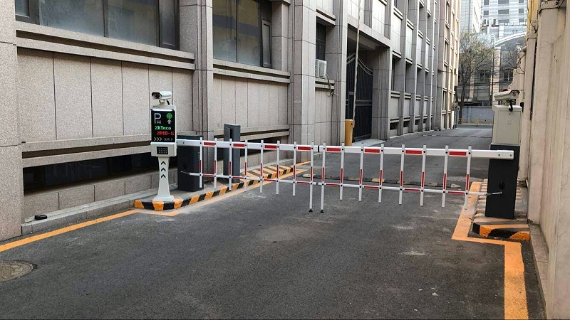 小區(qū)車輛出入管理系統(tǒng)，實現(xiàn)人員及車輛出入管理無人化